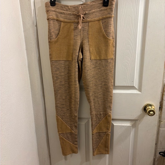 Women’s Free People Movement leggings. - Picture 2 of 8